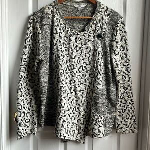 Jacket style blouse buttons in corner top black/ gray/ white print size large